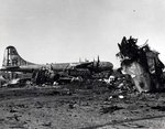 Restos de B-29 tras un aparatoso accidente. Islas de Pacifico (1945).jpg