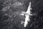 B-29 derribado sobre el Pacifico. Puede observarse como un tripulante trepa sobre el ala.jpg