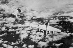 B-24 alcanzado por la antiaerea justo en la cola, arrancandola de cuajo 001.jpg