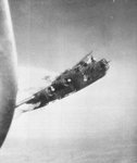 B-24 tocado en pleno vuelo, convirtiendose en una bola de fuego.jpg