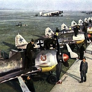 Fw-190Aflightlinedupandready