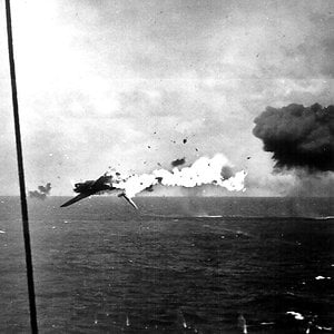Japanese_torpedo_bomber_explodes