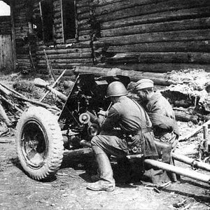 Soviet soldiers examining captured German PaK 35/36 gun