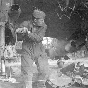 Bomb loading,  Petlyakov Pe-2 bomber