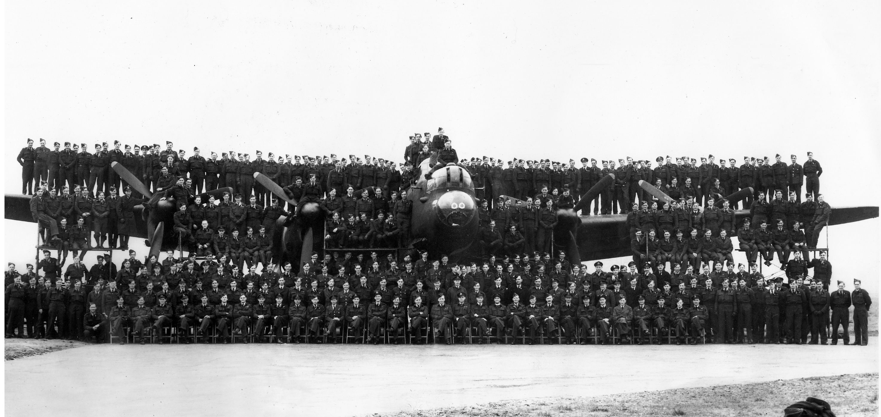 full-squadron-1945-heald-unnumbered