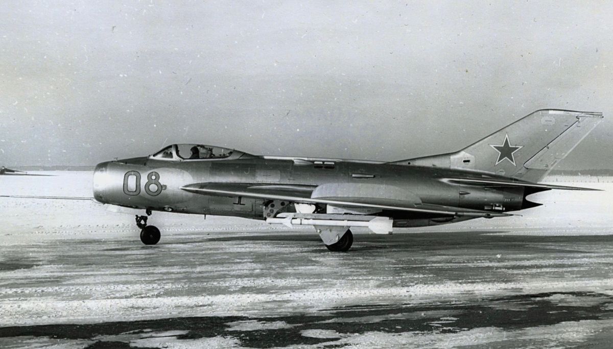 MiG-19 "Yellow 08" VVS USSR (1)
