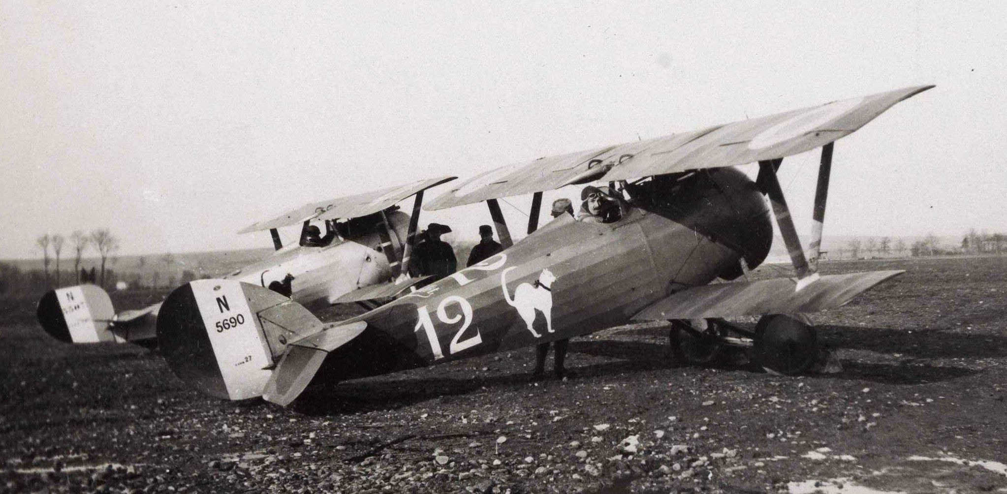 Nieuport 27 and Nieuport 24 of the Escadrille N.87, 1917.