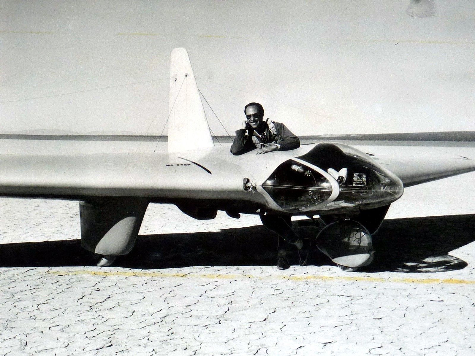 Northrop_MX-334_flying_wing_glider_with_test_pilot_Harry_Crosby_1944