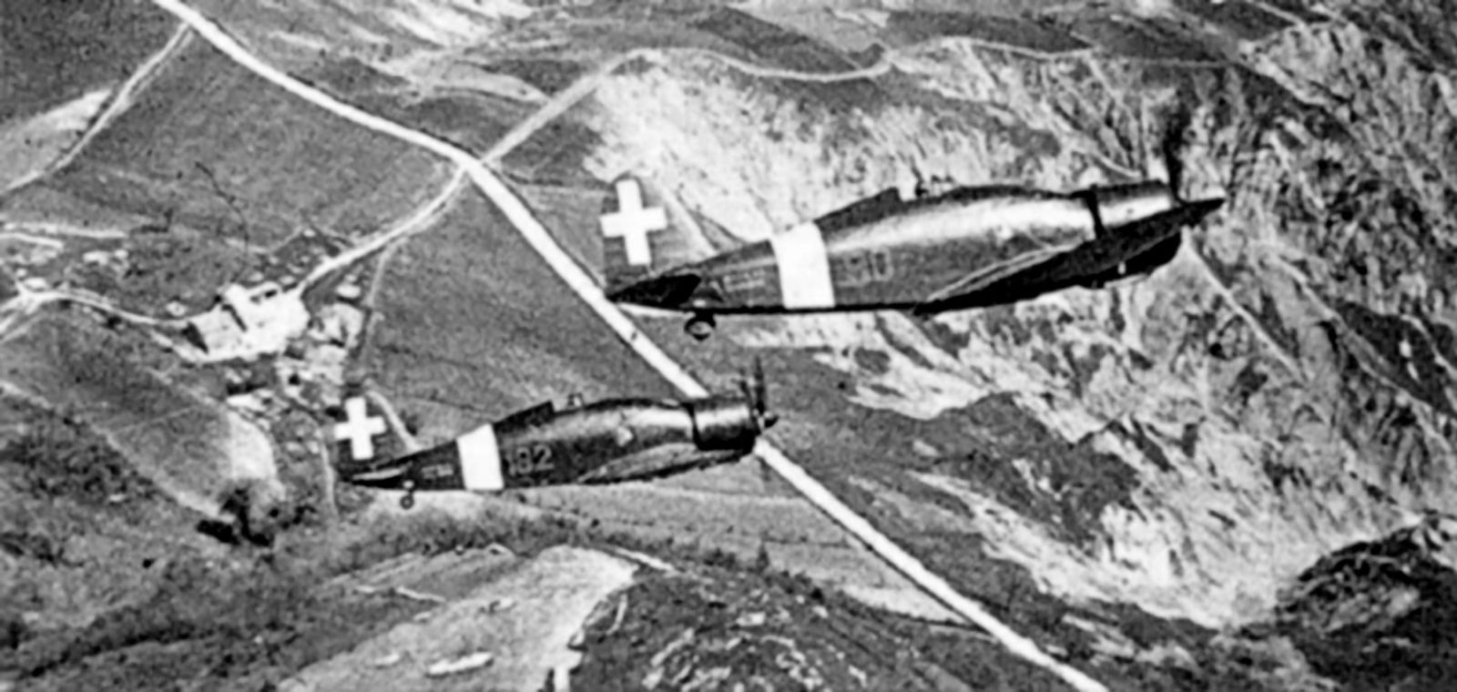 Fiat G.50 Freccia, "Red 90" and "Red 182" of an unknown training unit/ Gruppo Complementare, Italy-1942 (1)